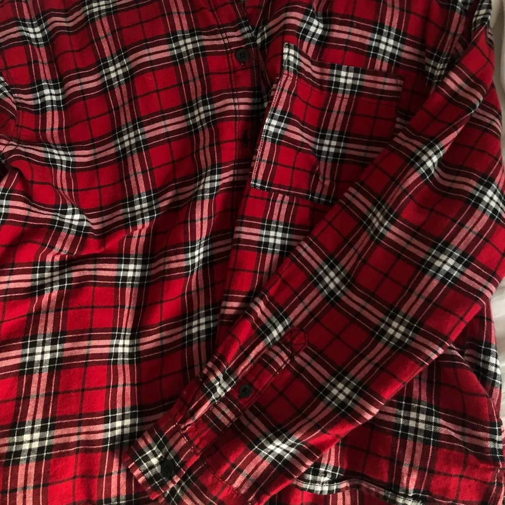 Rödrutig skjorta i väldigt skönt och mjukt material. I storlek 38 från h&m❣️. Skjortor.