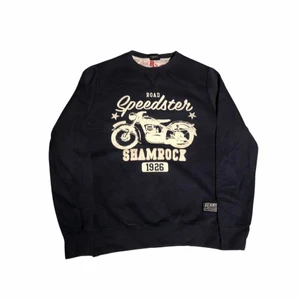 Road speedster - Vintage Sweatshirt - En fin sweatshirt med ett fint marinblått tyg och ett vitt tryck. Trycket är av bra kvalite och väldigt unikt. Ha som en baggy hoodie eller regular fit. Köpt från Ross som är en secondhandbutik i USA