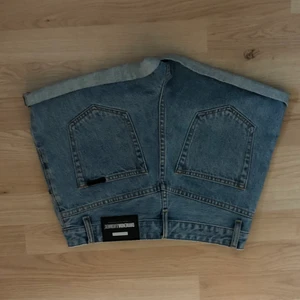 Dr.Denim shorts  - Dr.Denim Jeansshorts i strl 29. INGEN ANING VARFÖR BILDERNA ÄR UPP OCH NER!! Säljs för de är för stora för mig. 