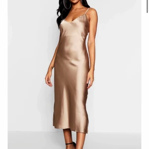 Slipklänning - Skitsnygg slipklänning. Blev för liten på mig så jag får sälja den tyvärr. Den är helt ny, endast provat klänningen. Materialet är satin och går ner till smalbenet på mig som är ungefär 167cm. Nypris 270kr. Köparen står för frakt. Budgivning vid många intresserade. Minst 10kr tillägg.