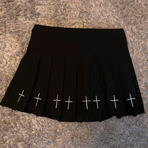 Alt högmidjad kjol  - Ur fin alternativ kjol som tyvärr är alldeles för liten för mig vilket är jätte synd då den är så unik! Är “pleated” hela vägen runt och har små kors på varje ”pleat” vilket är så otroligt snyggt! Den har även säkerhetsshorts på insidan men dom går och klippa bort om man inte skulle vilja ha dom. Skicket är 10/10 då jag har bara provat dom och aldrig haft dom ute. Dom är asiatisk XXL men skulle säga att dom sitter mer som en M