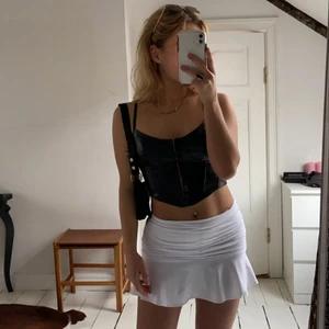 Läder topp  - Super cool topp i imitationsläder. Säljer pga att den inte kommer till användning. Frakt tillkommer🥰🥰