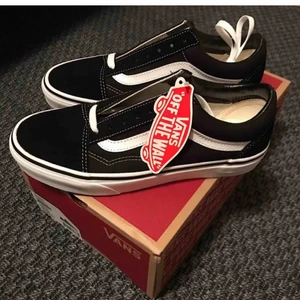 Vans skor  - Säljer ett par helt nya och oanvända Vans-skor i storlek 38. Köpta för 749 kr. Orginallådan medföljer självklart :) Köparen står för frakten! 
