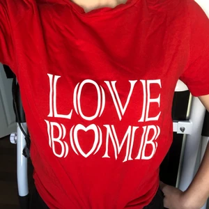 T-shirt med tryck - Röd T-shirt med tryck, använd max 3 gånger