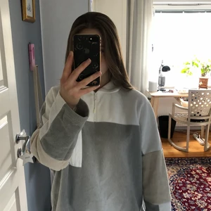 Monki tröja  - En tröja i flis från Monki. Knappt använd och sitter mycket  oversized på mig som är 1,60. Betalar inte för frakt 