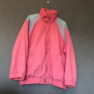 Härlig jacka bortskänkes mot frakt - • Retrojacka i fanatiska pastellfärger söker nytt hem! • Storlek: Medium, oversized passform • Se bild 3 för material • Köpt 2hand, knappt använd av mig men har sina skönhetsfel - se bild 3! Legat nerpackad en längre tid så upptvättning rekommenderas. • +Frakt: 66kr spårbart 