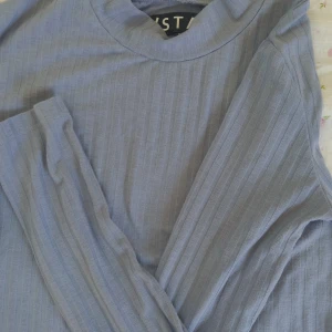Polotröja / turtleneck - Polotröja/ turtleneck köpt på Carlings men från deras märke /STAY. I en jätte fin lavendel/blå färg! Storlek M men passar mindre och större storlekar eftersom den är stretchig. Jätteskönt material! Ribbad, ribbat material. 