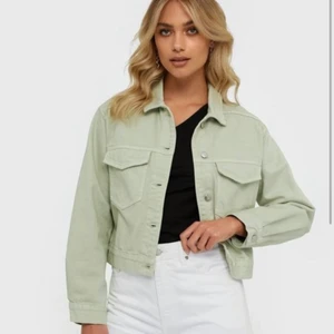 Gina Tricot trucker denim jacket  - Säljer min Jeans jacka från Gina i storlek S, som är helt slutsåld och borttagen från hemsidan. Knappt använd och är i väldigt fint skick. Köpt för 399kr och säljs för 180+frakt (köparen står för frakten)😊