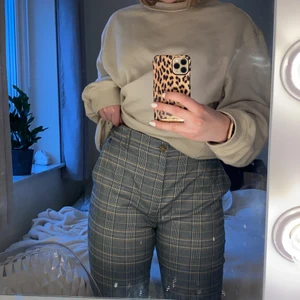 Rutiga Byxor  - Jätte fina rutmönstrade byxor från Pull&Bear. Sitter lite för tajt för mig. Inte använda på senaste. Inte stretchigt tyg men har stretch vid midjan/ryggen. Högmidjade och jätte snygga! Har även en fake ficka på rumpan! Pull&Bears trorlekar är små! (Jag är 170 lång) 