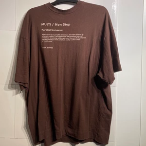 Oversized t-shirt från ASOS storlek M - Knappt använd så i mycket bra skick. 144 kr med inkluderad frakt.