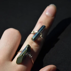 Ring kristall  - Ringar med färgad bergskristall. Silvrig metall, nickelfri :) 