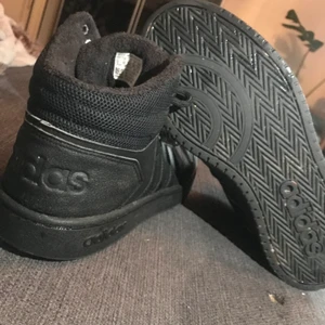 Adidas skor  - Det slitage som finns är det som du ser på bilderna. Storleken är US(10 1/2) UK (10) FR(44 1/2)