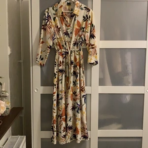 Lång skjortklänning  - Lång skjortklänning från gina tricot med långa armar och dragsko i midjan. Använd 2-3 gånger. 