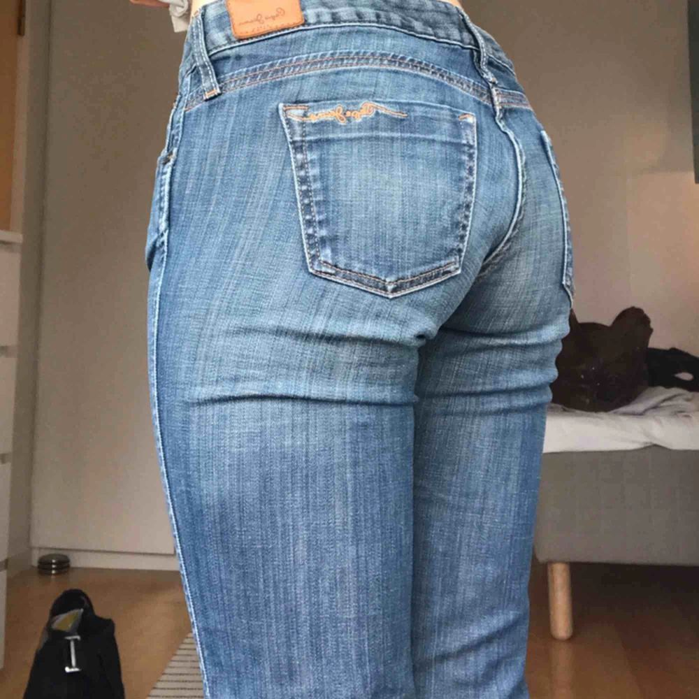Supersnygga lågmidjade jeans som är på gränsen till att vara för korta på mig (är 170cm). Bud från 80kr inkl frakt🥰💕 strl 29/32 OBS! Budgivning avslutas 9/5! (Budet ligger på 220kr just nu). Jeans & Byxor.