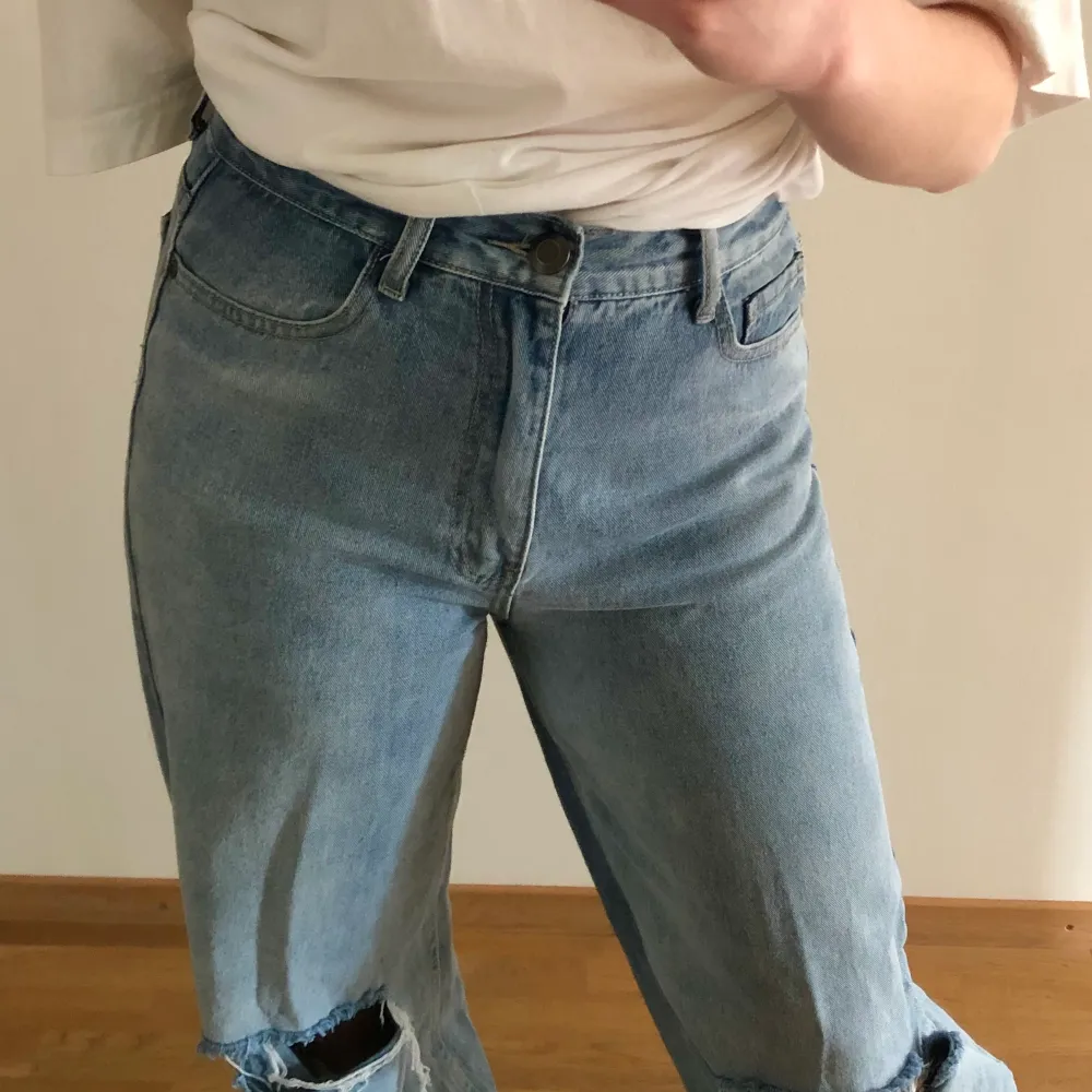 Supersnygga baggy jeans! Nyskick, utan defekter och endast använda en gång. Högmidjade. För längd; jag är 172 cm lång. ☺️ . Jeans & Byxor.