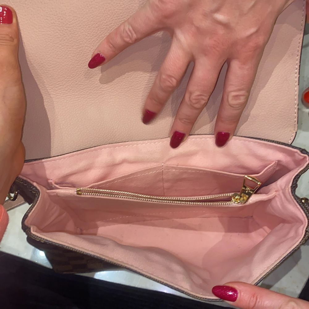 louis vuitton väska, en 1.1 kopia i äkta läder! på andra bilden ser man lite att guldet försvunnit men inget som märks av!💓. Väskor.