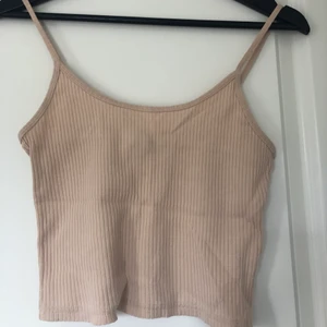 Beige linne - Ett ribbat beiget linne ifrån Bikbok. Har i storlek S men passar mig som är 38/M så den är lite stor i storlek. Slutar i fin längd till byxor så den är lite croppad men absolut inte magtröja.