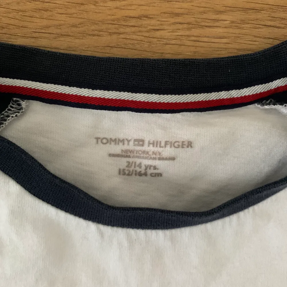 En Tommy hilfiger t-shirt som aldrig kommer till användning. Och nästintill oanvänd. 100kr + frakt 💞. T-shirts.