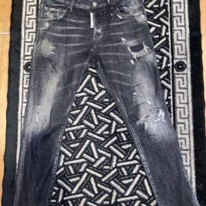 -gråa äkta dsquared jeans köpta på Farfetch.com, org pris: 4869kr men köptes för 3895kr. Det finns ett litet hål under till men det är inget synligt och det går bra att sy ihopa det.