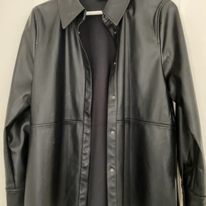 Skin skjorta  - Jätte snygg skin skjorta med slits på sidorna som är sparsamt använd och funkar även som vår jacka, storlek 36, Ordinarie pris 400kr men säljer för halva priset