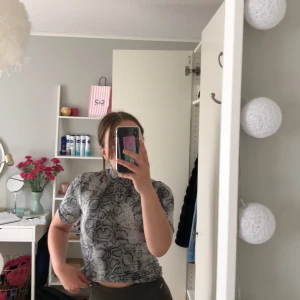 Topp  - Tajt tröja med mönster. Säljer för jag inte trivs i den, annars superfin 