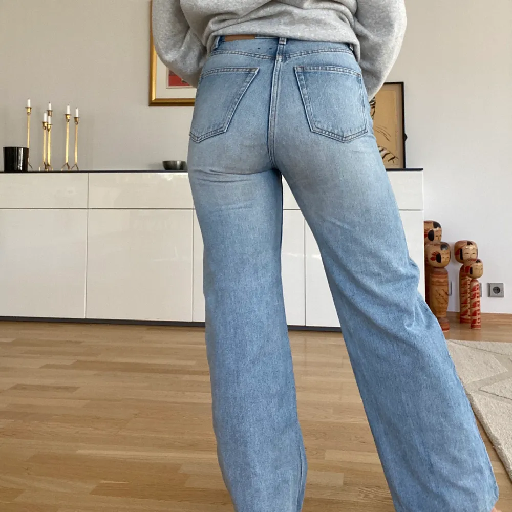 Hejsan!! Säljer dessa skitsnygga YOKO jeans från Monki som är supertrendiga!! Dem är sparsamt använda och är specialsydda för mig så att dem passar en som är ca 163cm lång (är st 36). Köpte dem direkt från butiken för några månader sen. Skriv privat om ni har frågor/vill ha fler bilder, annars är det bara att buda på!💙💙💙. Jeans & Byxor.