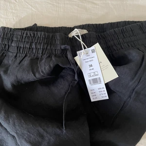 Linnebyxor  - Byxor från Gina, storlek 36. Råkade beställa 2 av varje par så tänkte sälja de som jag inte valde att behålla då tiden gått ut för att skicka tillbaka. Inte ens testade.