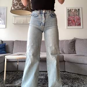 Snygga jeans från Gina nypris 600kr använda fotar gånger, superbra skick. Är 1,70 går ner snyggt till marken. Frakt 66kr