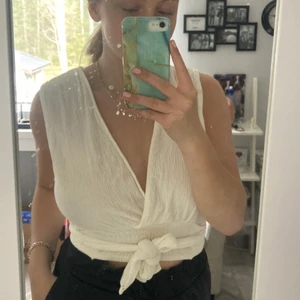 Linne från mango  - Vitt icke genomskinligt linne ifrån Mango som man kan knyta olika som man ser! Superskönt och passar många storlekar beroende på ens byst! Knappt använt då jag glömt bort de!