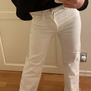 Vita jeans  - Vita jeans från H&M barnavdelning! Sjukt stretchiga! 