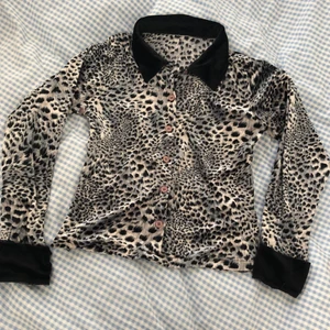 Vintage leopardmönstrad topp - säljer denna superkul vintage topp med leopardmönster och svarta sammet detaljer! jättefint silver-blå färg :)