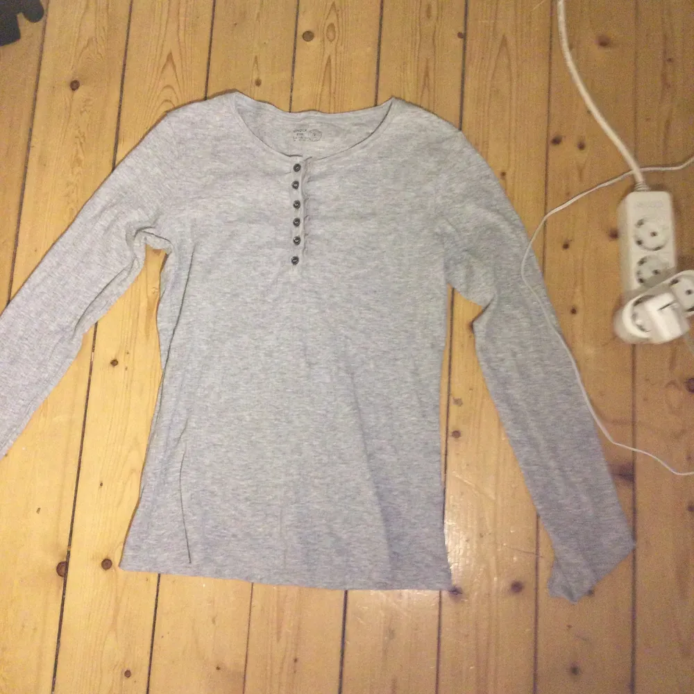 Denna gråa långarmade tröja med knappar är vädligt bekväm och sitter tajt runt midjan❤️❤️. Tröjor & Koftor.