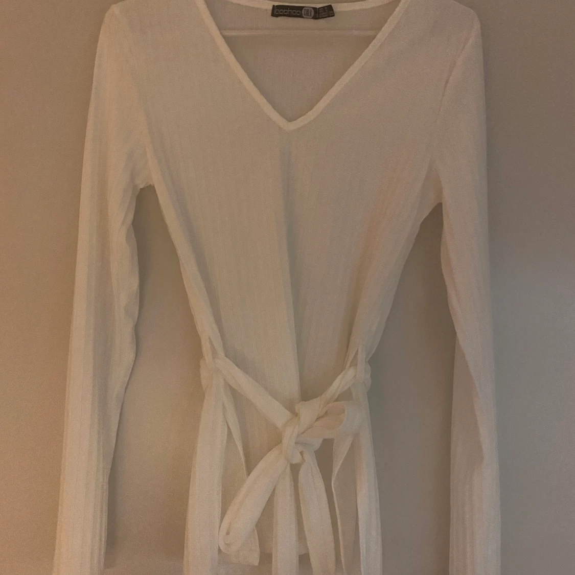 Vit boohoo tröja storlek 36 , modell tall - 90