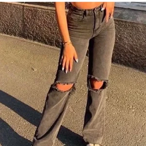 Jeans med hål  - Säljer dessa skit snygga jeansen eftersom de inte kommer till användning, inga fel på dem alls. Köpare står för frakten <3