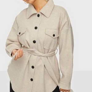 Nelly skjortjacka - Nelly skjortjacka köpt för 700kr. Bra skick be använd en par gånger. Den är även slutsåld på sidan.