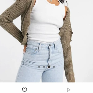 Brun kofta - Säljer denna jättefina bruna stickade koftan från asos. Skönt material och cropped.❤️ köparen står för frakt
