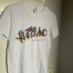 Håkan Hellström t shirt strl s - Säljer denna coola Håkan tisha med klubbland tryck!! Strl s😭💓😎