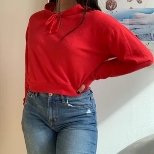 Hoodie storlek S - Röd hoodie i storlek S. Säljer för den inte kommer till användning. Frakt ingår ej i priset.