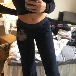 Juicy Couture  - Mörkblåa Juciy Couture mjukis, storlek L men sitter mer som M, deras snören har åkt ut 