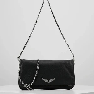 Zadig väska rock - Säljer nu min as snygga zadig väska i modellen rock den stora vanliga. As snygg och passar till allt, säljer eftersom jag har så mycket väskor!💕 nypris: 3200, buda från 1500kr