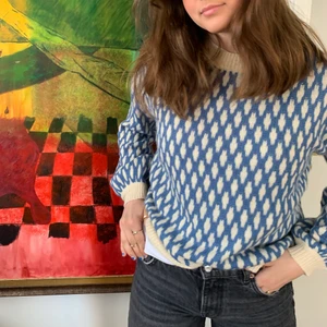 Tjocktröja - Jättefin tjocktröja perfekt till sommaren över en kjol eller klänning💘 köp direkt för 175 eller buda! HÖGSTA BUD: 120kr