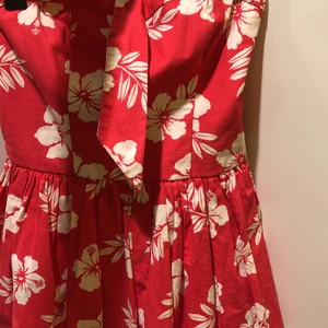 Hawaii kort klänning  - Intressekoll på denna söta hawaiiklänningen🌈🌺🌴🐳Bud Från 150kr, Storlek Xs-M