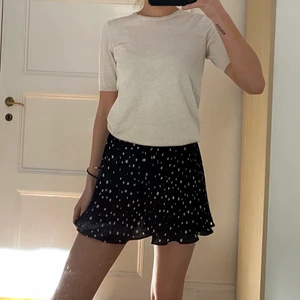 H&M kjol, strl 34 - Säljer denna superfina prickiga shorts/kjolen ifrån H&M. Det är ett par shorts men det ser ut som en kjol. :)💕