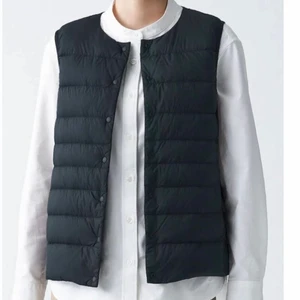 Väst från Muji  - Dunväst från muji (vårväst) Knappt använd, väldigt fint skick! Storlek M. Frakten kostar 66kr & är spårbar 