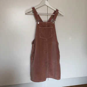 Hängselklänning med fickor - Hej! Jag säljer nu min fina rosa hängselklänning i fejkmocka material❣️ den sitter jättefint på och är verkligen så skön och bekväm! Aldrig använd och köptes för 2 år sedan i London på topshop petite och passar bättre på kortare personer (jag är 158 cm!) pris kan diskuteras :)