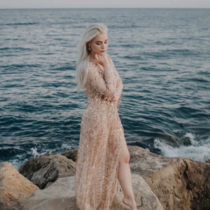 Långklänning med paljetter  - Långklänning i mesh med paljetter och slits, från PrettyLittleThing. Storlek UK8. Underbyxor medföljer.