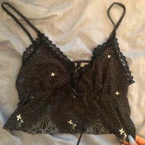 Sött linne  - själv klippt ett urgulligt linne från HM! har hållt otroligt bra och är trots använd i bra kvalitet! hör av er om ni är intresserade av fler bilder 