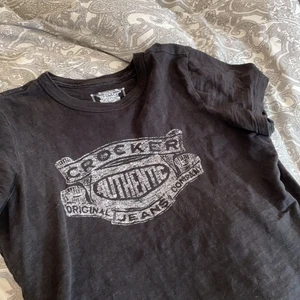 Crocker T-shirt med tryck - Svart T-shirt med crocker tryck. Nått litet hål och nån fläck men inget man tänker på.💕