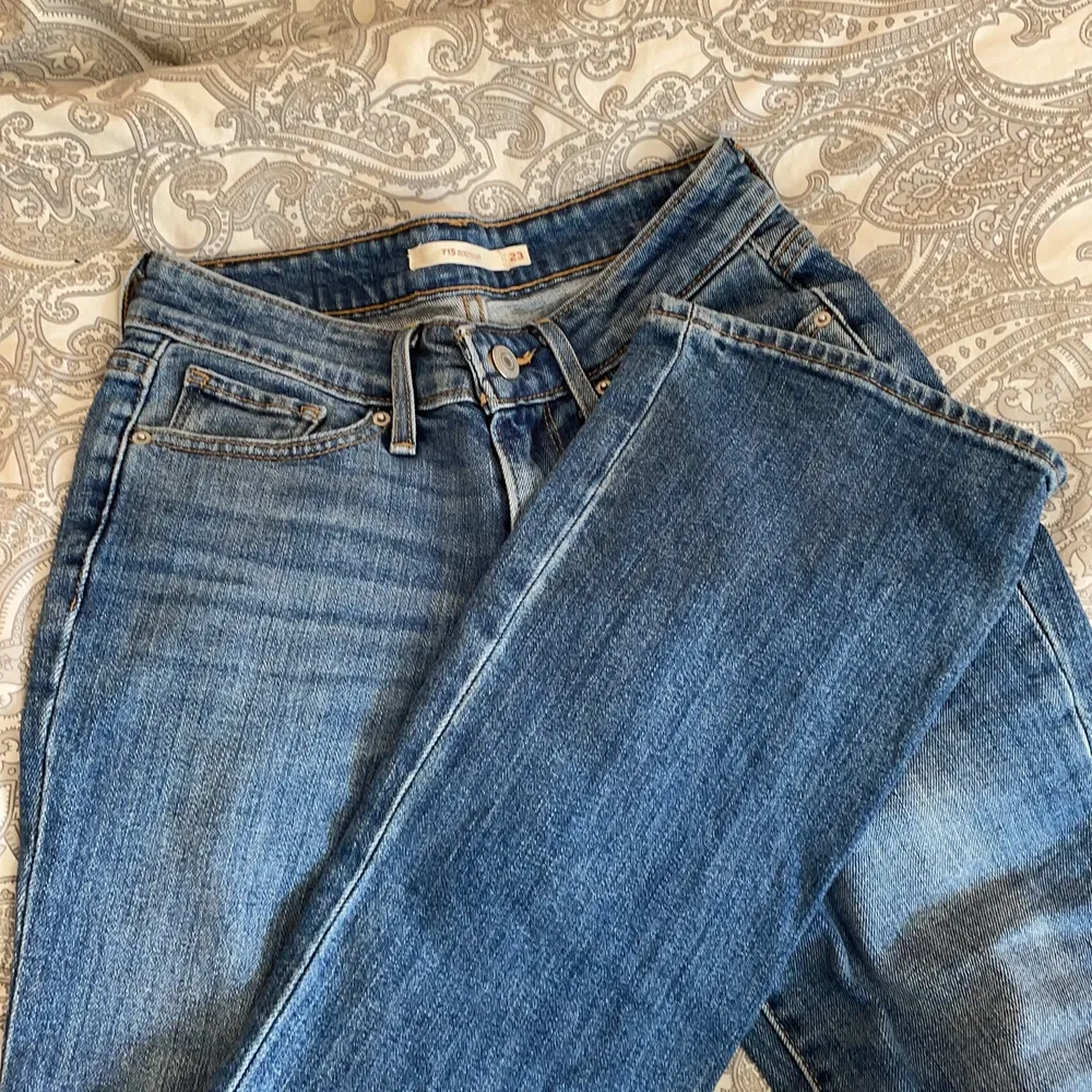Trendiga Lågmidjade utsvängda Levis jeans.Dom är nästan raka men lite utsvängda. Jätte fina och jätte bra skick. Knappt använda, säljer pga att dom är för små. Lägg ett bud💕. Jeans & Byxor.