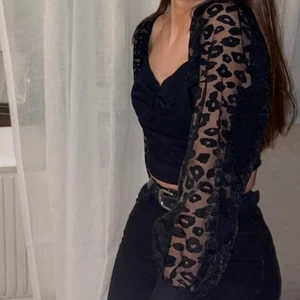 Leopard topp  - En fin leopard topp med puffiga armar. Storlek S och från zara. Använd fåtal gånger 